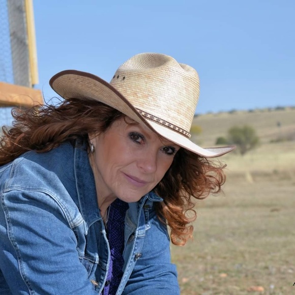 Meet your Posher, Melissa - Picture 2 of 4